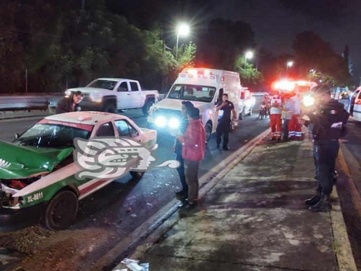 Choque de taxi contra camión deja 4 heridos en Lázaro Cárdenas de Xalapa