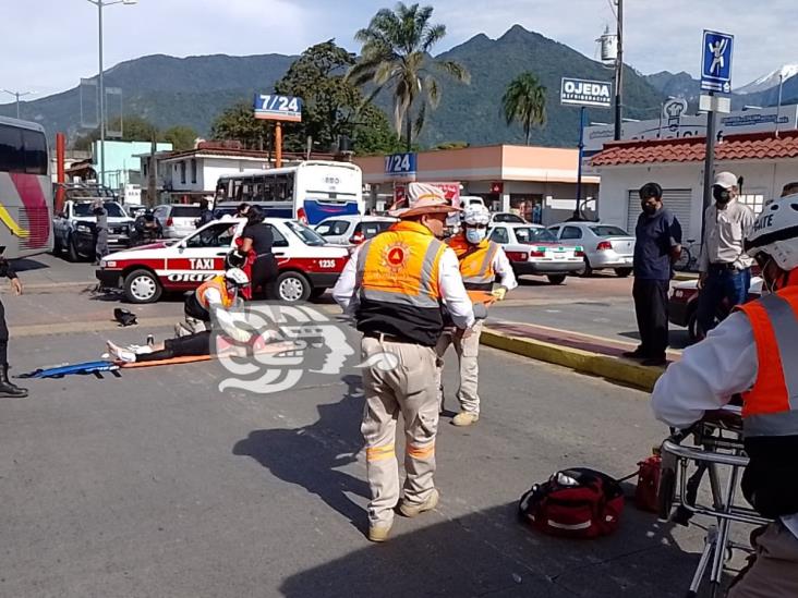 Taxi golpea a motociclistas en crucero de Río Blanco (+Video)