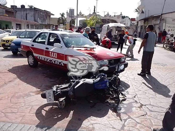 Taxi golpea a motociclistas en crucero de Río Blanco (+Video)