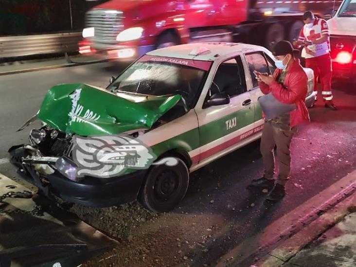 Choque de taxi contra camión deja 4 heridos en Lázaro Cárdenas de Xalapa