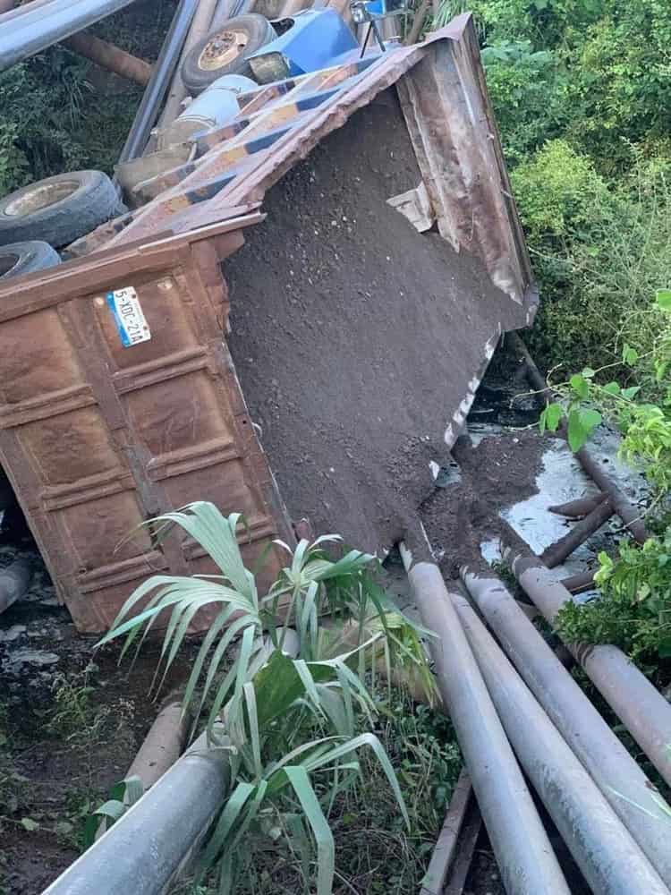 Colapsa puente de Tlalixcoyan; poblados están incomunicados