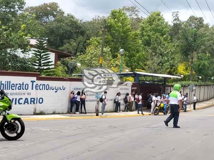 Padres del CBTIS 165 denuncian presión para adquirir uniformes y cubrir cuotas