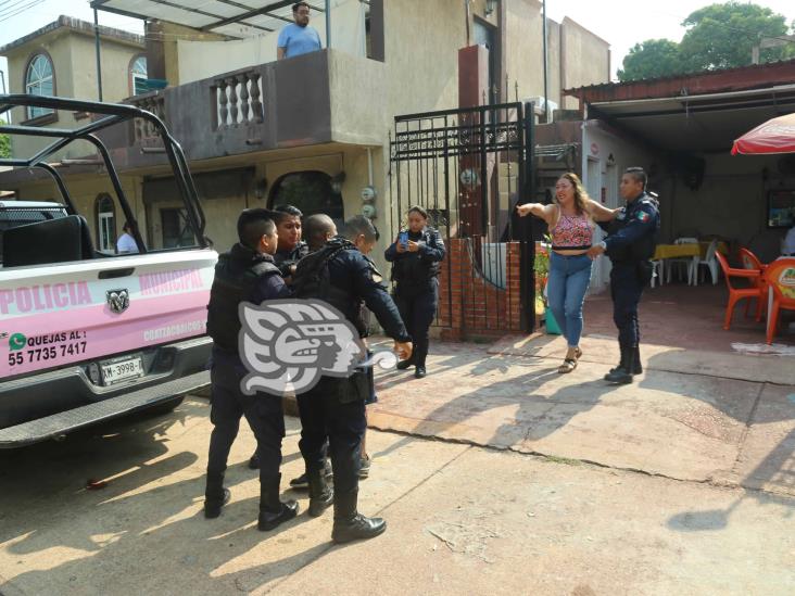 (+Video) Detienen a hombre por dañar auto de madre de familia en Coatzacoalcos