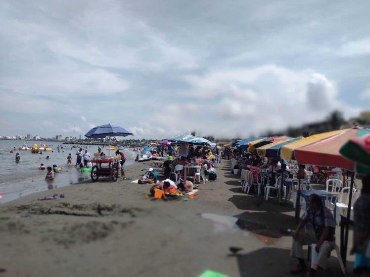 Turistas disfrutan de la playa en Villa del Mar en Veracruz tras tromba y tornado