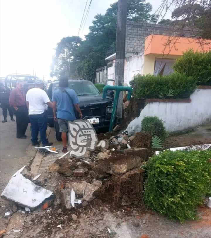 Camioneta choca contra vivienda en Escobedo; una adulta mayor herida