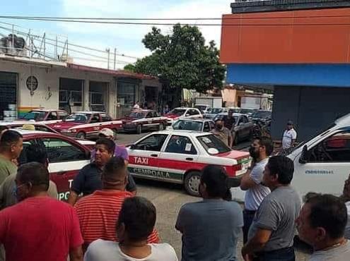 Se manifiestan taxistas en Cempoala; exigen que dejen de circular las peceras