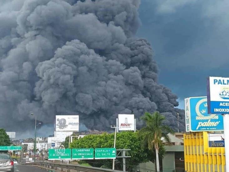 (+Video) Alarma en Tlaquepaque, Jalisco por fuerte incendio en fábrica de calzado
