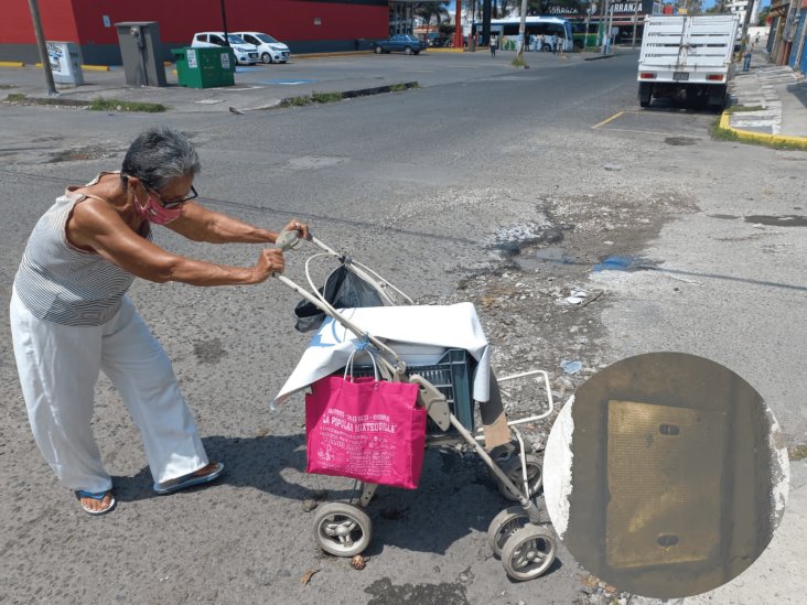 Entre baches y drenaje, así lucen las calles de este fraccionamiento en Veracruz