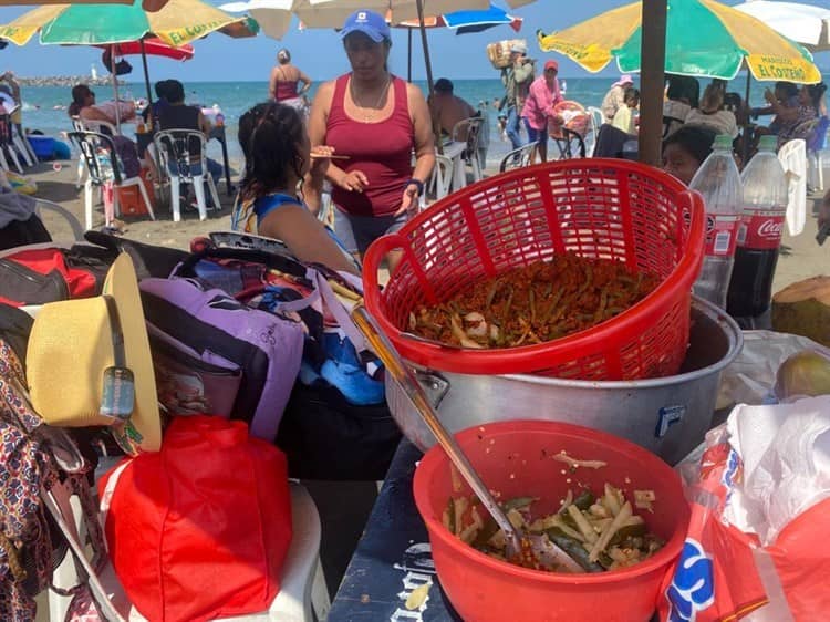 ¡Hasta con anafre! Familias llegan al puerto de Veracruz para hacer pícnic en playas