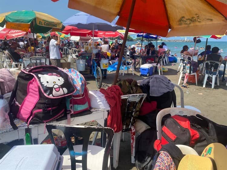 ¡Hasta con anafre! Familias llegan al puerto de Veracruz para hacer pícnic en playas