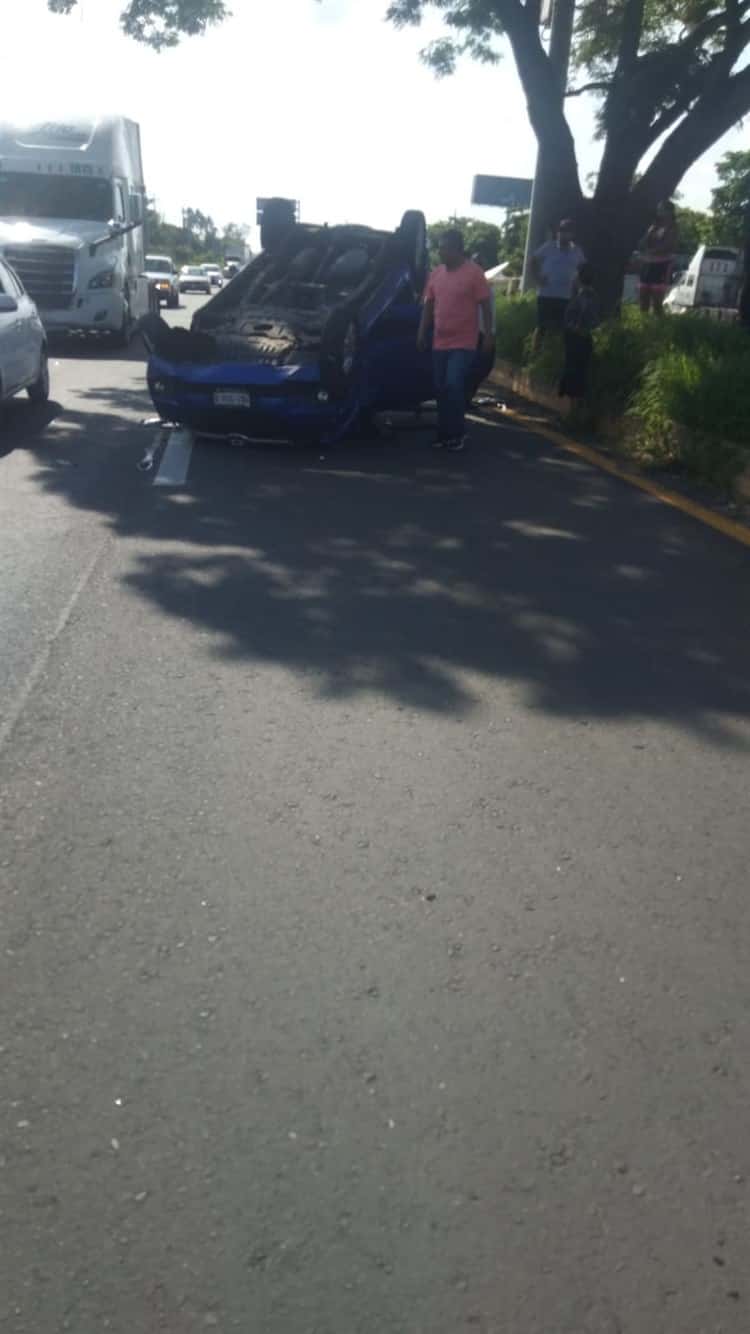Vuelca automóvil tras chocar con otra unidad en el kilómetro 13.5 en Veracruz