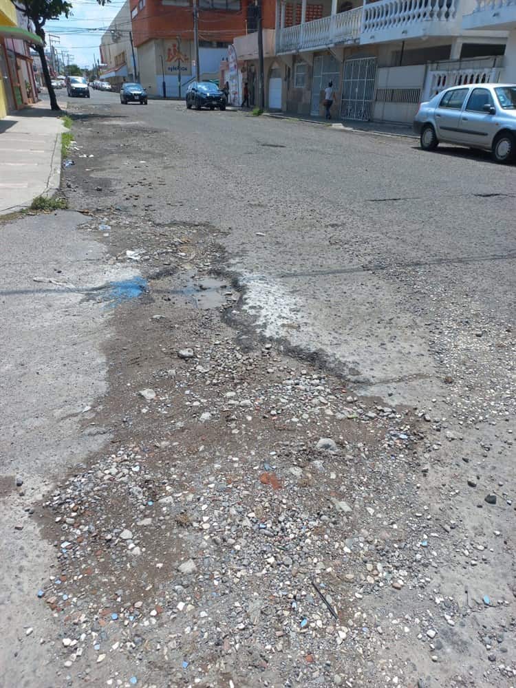 Entre baches y drenaje, así lucen las calles de este fraccionamiento en Veracruz