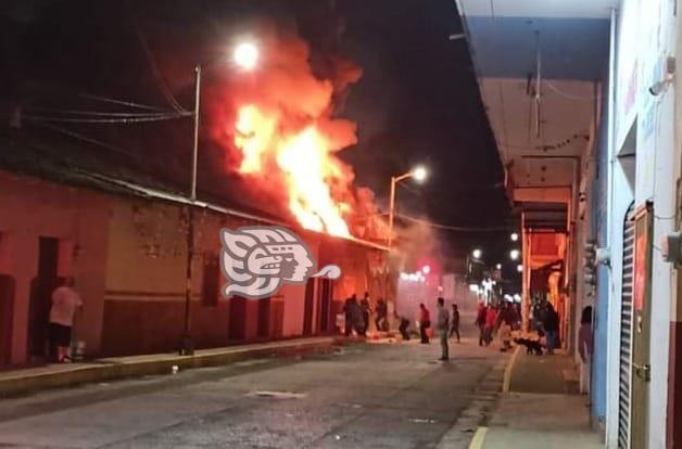 Voraz incendio consume tienda de ropa en Zongolica
