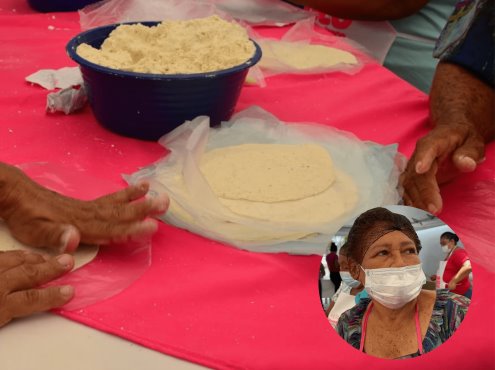 María y 23 mujeres más palmearon 85 kilos de masa para Feria del Queso en Tlalixcoyan