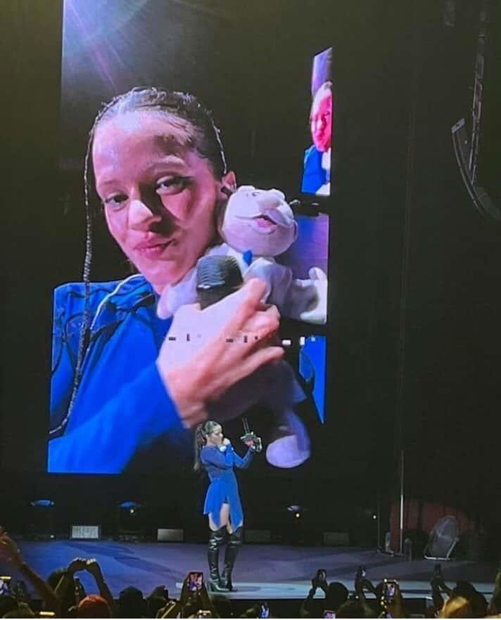 Regalan peluches del Dr. Simi a Rosalía durante concierto en CDMX (+Video)