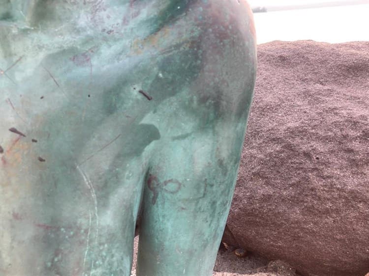 Limpian escultura de “La Sirena” en Boca del Río (+Video)