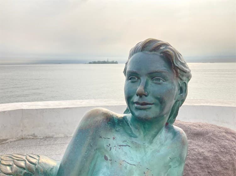 Limpian escultura de “La Sirena” en Boca del Río (+Video)