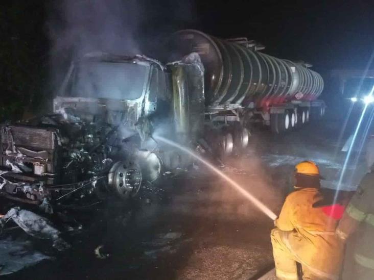 Pipa atropella a dos motociclistas y luego se incendia en Tierra Blanca