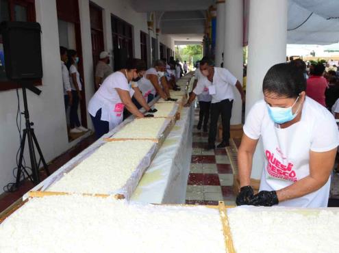(Video)Rompen récord al realizar el queso fresco más grande de México en Tlalixcoyan