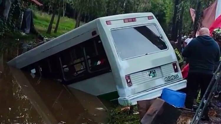 (Video) Mujer fallece tras choque y caída de un microbús a un canal de Xochimilco