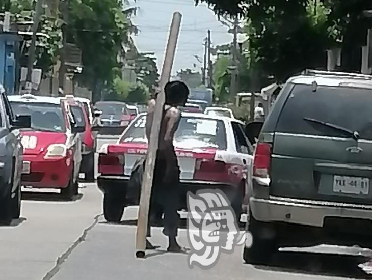 Con enorme tubo, ‘indigente’ causó daños a vehículos en Minatitlán