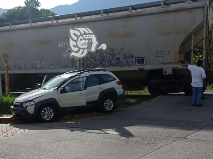 Por sentirse ‘Flash’; impacta tren a imprudente conductor en Nogales