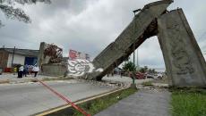 Colapsa arco de bienvenida en Coatzintla por falta de mantenimiento (+Video)