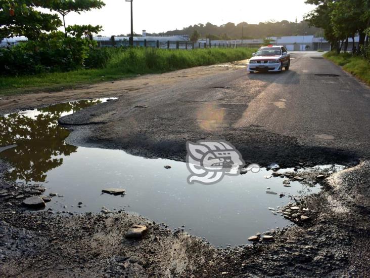 (+Video) Cráteres reciben a conductores en la carretera Ancha