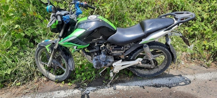 En Veracruz, motocicleta se incendia tras falla mecánica