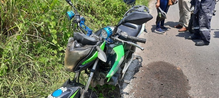 En Veracruz, motocicleta se incendia tras falla mecánica