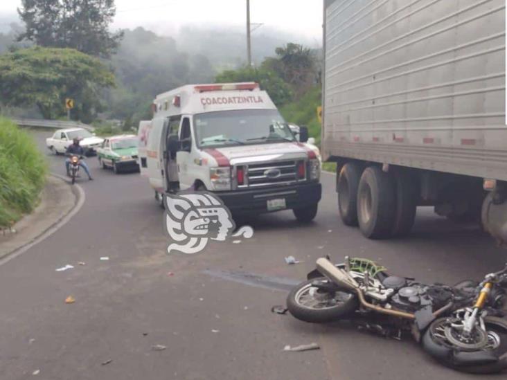Pareja de motociclistas chocan contra camioneta en Coacoatzintla