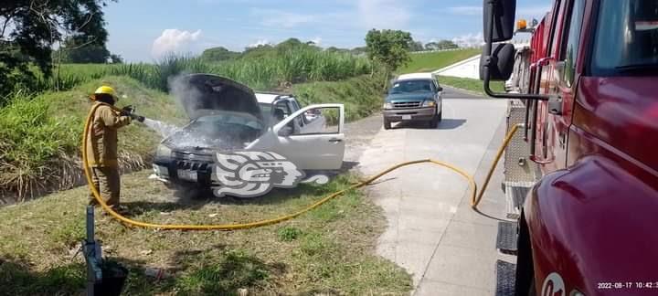 Tras corto circuito, se incendia camioneta en la desviación a Pacho Viejo