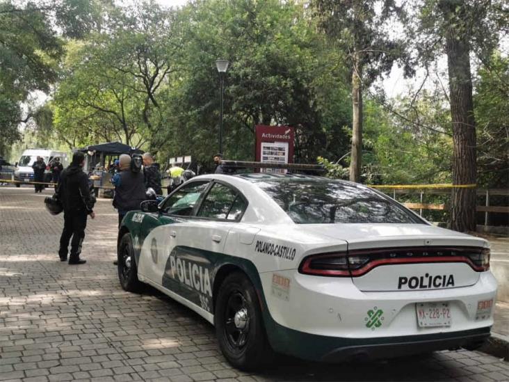 Hallan cuerpo sin vida flotando en lago del Bosque de Chapultepec