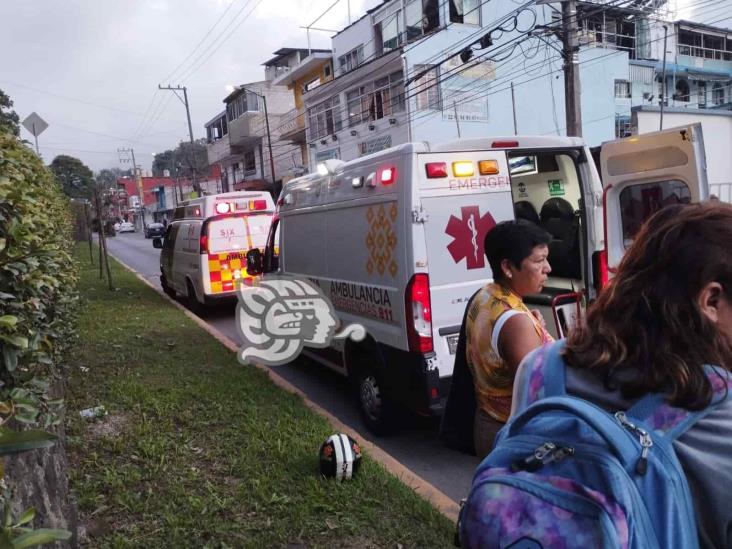 Motociclista resulta lesionada sobre la avenida Rébsamen, en Xalapa
