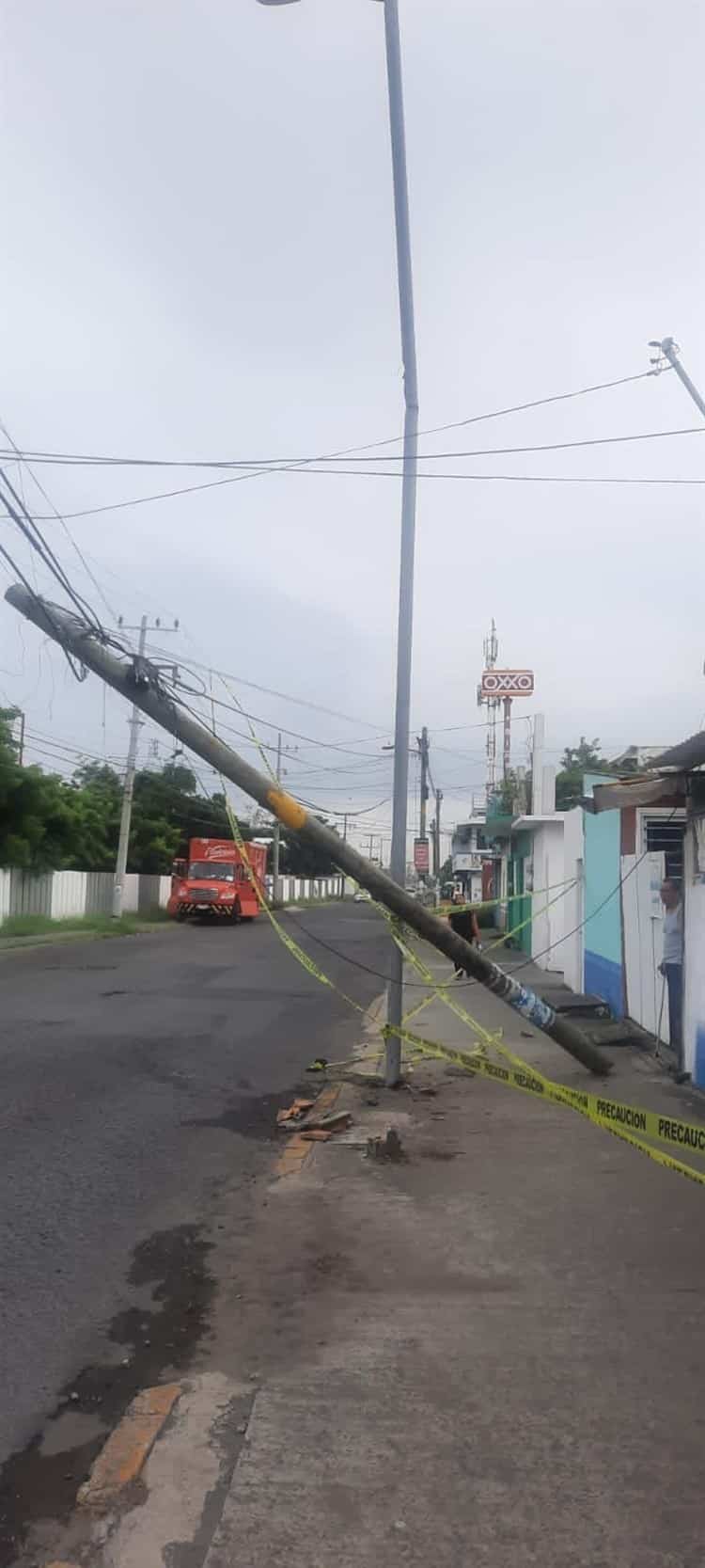 Tráiler se lleva poste de telefonía en colonia de Veracruz