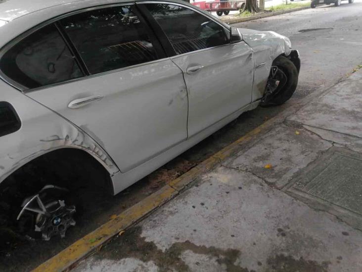 Tras choque, abandonan lujoso auto en el Centro de Coatzacoalcos