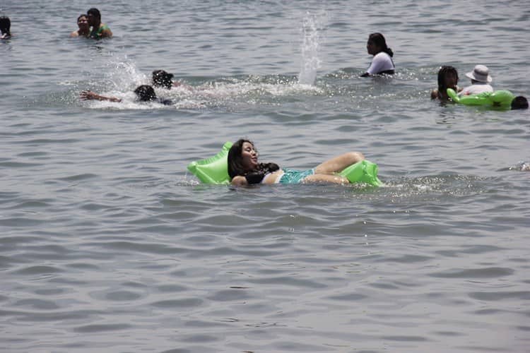 Tras impactante tromba en Villa del Mar, turistas abarrotan playas de Veracruz