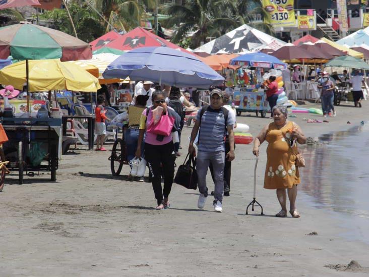 Tras impactante tromba en Villa del Mar, turistas abarrotan playas de Veracruz