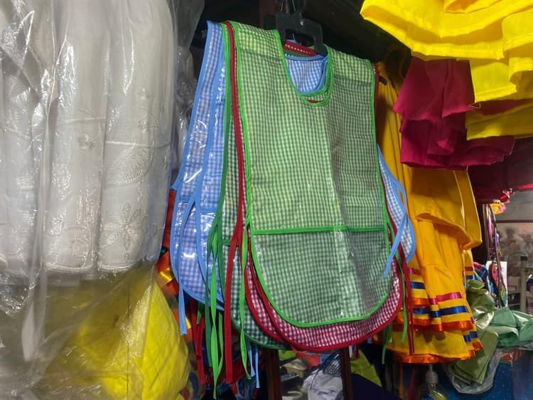 Vendedores de trajes típicos en Veracruz esperan buenas ventas por regreso a clases