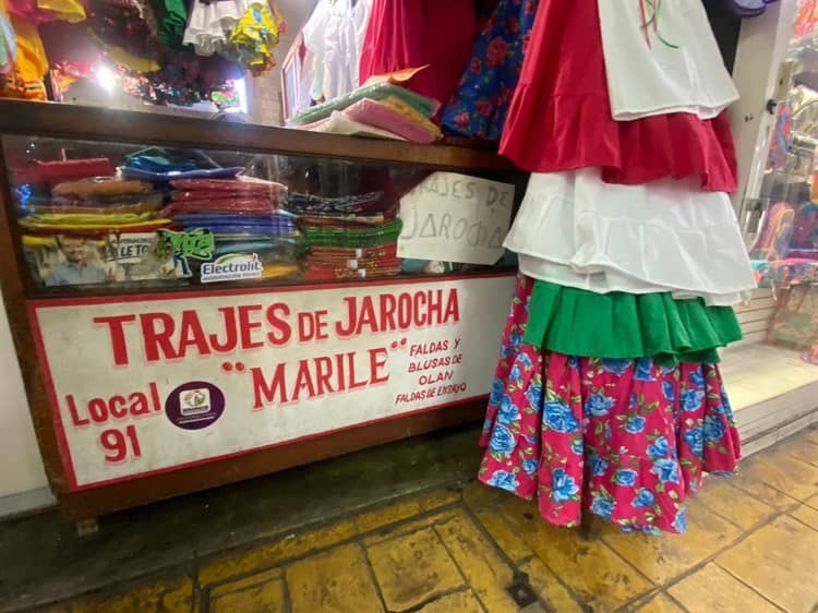Vendedores de trajes típicos en Veracruz esperan buenas ventas por regreso a clases