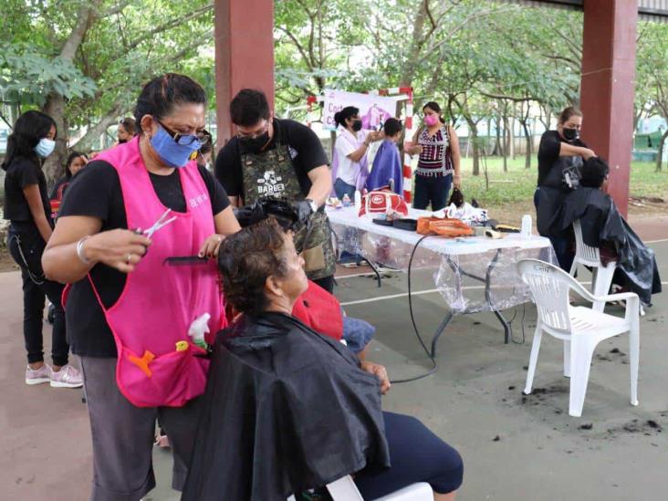 Habitantes agradecen la brigada médica en la Unidad Deportiva la Alameda 