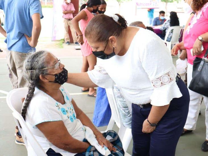 Habitantes agradecen la brigada médica en la Unidad Deportiva la Alameda 