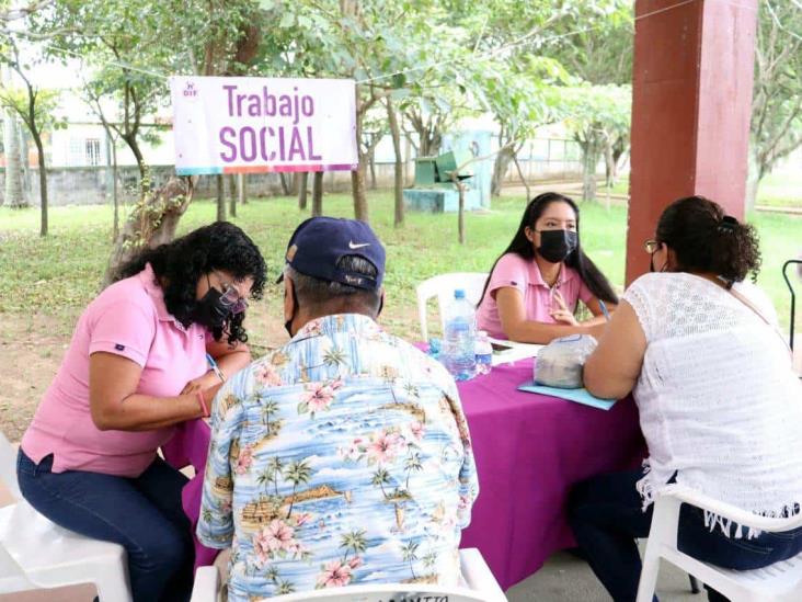 Habitantes agradecen la brigada médica en la Unidad Deportiva la Alameda 