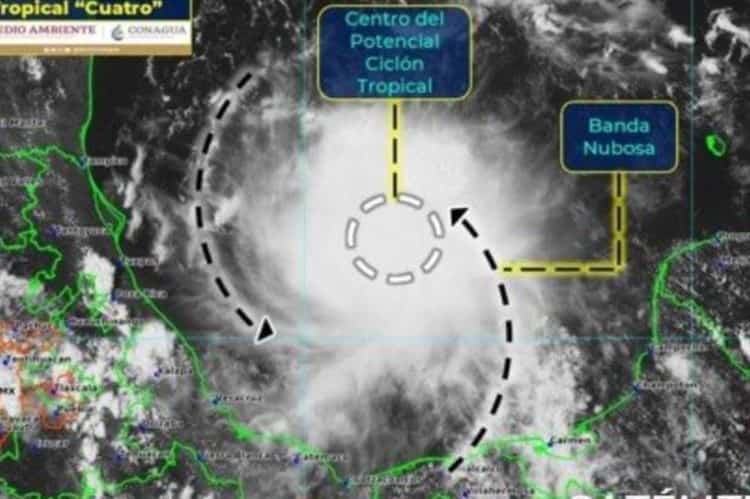 Ciclón tropical “cuatro” ingresa al Golfo de México, dejará lluvias en Veracruz