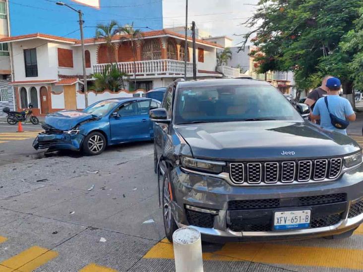 Camioneta con placas de Tamaulipas impacta a automóvil en calles de Veracruz