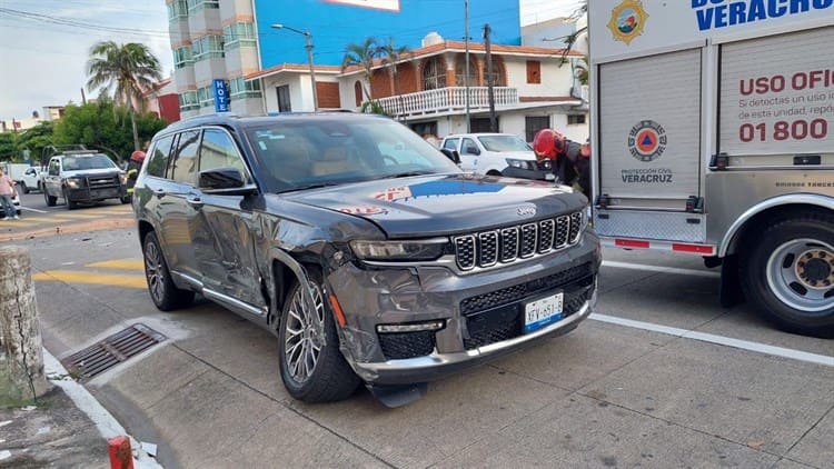 Camioneta con placas de Tamaulipas impacta a automóvil en calles de Veracruz