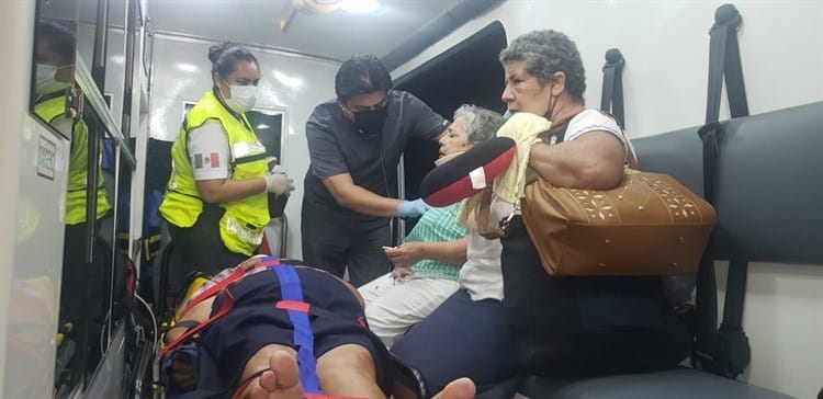 Choque entre autobús y tráiler deja 16 lesionados sobre la Tinaja-Cosamaloapan