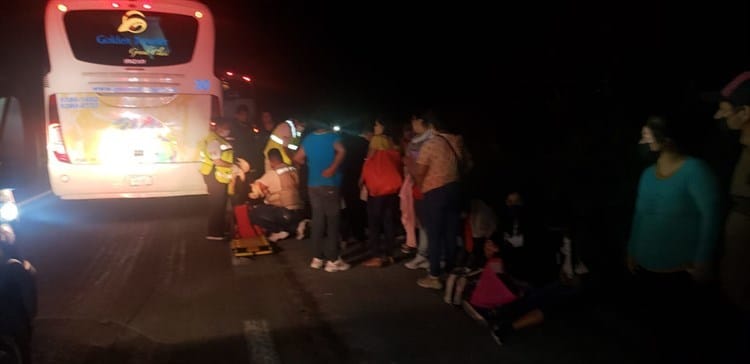 Choque entre autobús y tráiler deja 16 lesionados sobre la Tinaja-Cosamaloapan