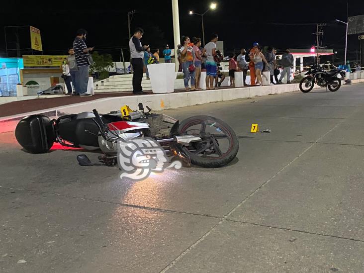 Motociclista arrolla a peatón, derrapa y muere, en Minatitlán