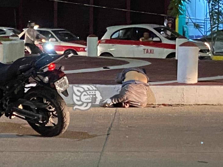 Motociclista arrolla a peatón, derrapa y muere, en Minatitlán